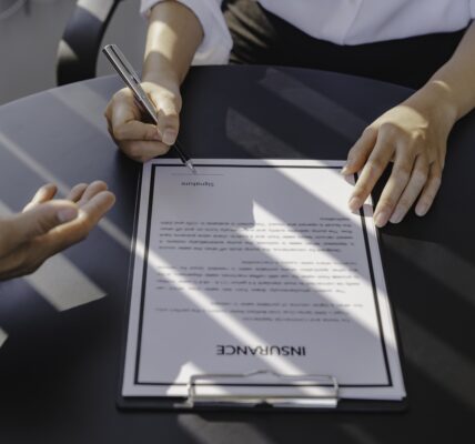 Rola małych i średnich przedsiębiorstw w zamówieniach publicznych 5 real-estate-brokers-are-consulting-on-insurance-br-2023-11-27-04-49-03-utc