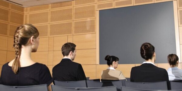 Szkolenia i certyfikacje dla specjalistów ds. zamówień publicznych 8 business-people-in-seminar-2024-11-03-01-47-34-utc